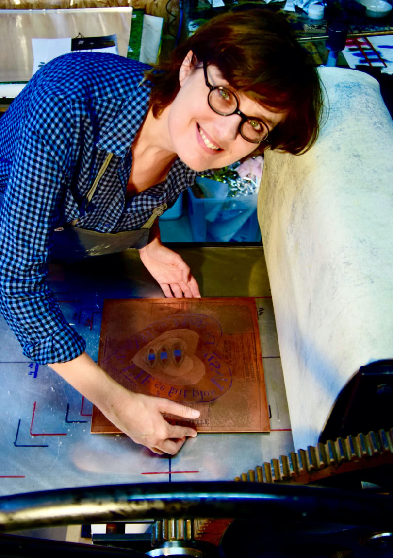 Laurence de St Martin va imprimer une plaque de cuivre dans son atelier.